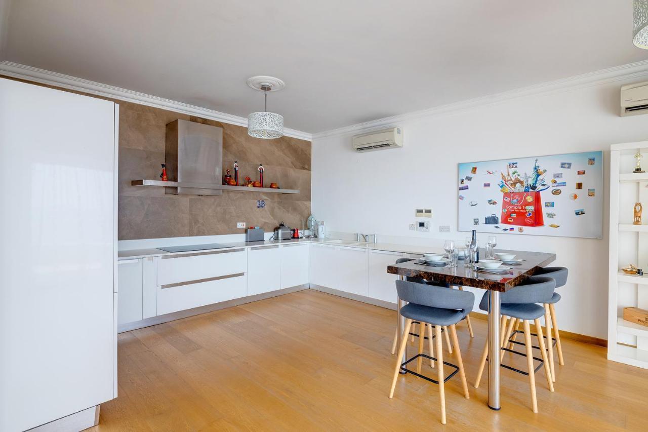 Seafront Apartment In Sliema With Pool, Upmarket Complex Buitenkant foto