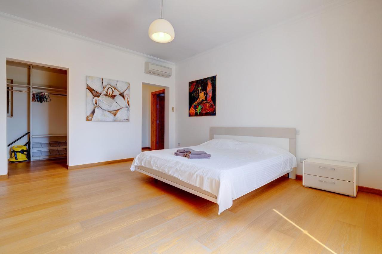 Seafront Apartment In Sliema With Pool, Upmarket Complex Buitenkant foto
