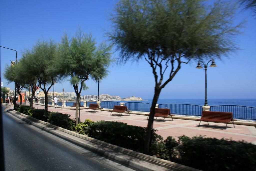 Seafront Apartment In Sliema With Pool, Upmarket Complex Buitenkant foto