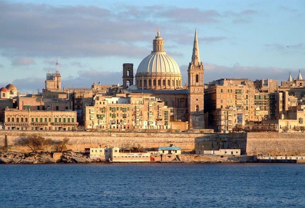 Seafront Apartment In Sliema With Pool, Upmarket Complex Buitenkant foto